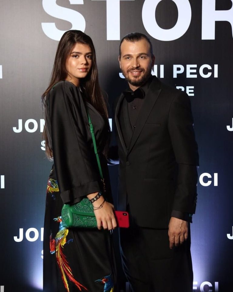 Ka qëndruar gjithmonë larg vëmendjes së mediave.Shfaqet për herë të parë trashëgimtarja e TV Klan