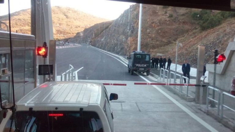 U paralajmëruan protesta. Nis pagesa në Rrugën e Kombit, sportelet ruhen me Forca Speciale