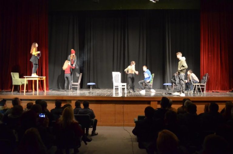 Regjisorë dhe aktorë: Mediokriteti në skena, shkak konkurrenca në tavolinë dhe promovimi i të paaftëve