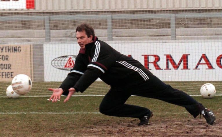 E bujshme/ Ish-kryeministri Tony Blair i futet futbollit, ja planet
