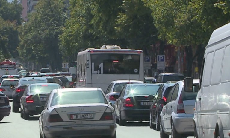 Tirana, “e mbytur” në trafik. Policia kërkon të ndalen punimet në rrugë të hënën