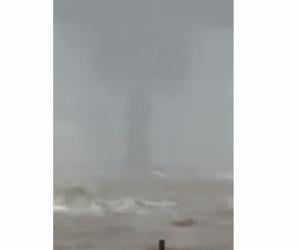 Paralajmërimi/ Moti i keq tmerron qytetarët, dalin pamjet e frikshme nga Durrësi