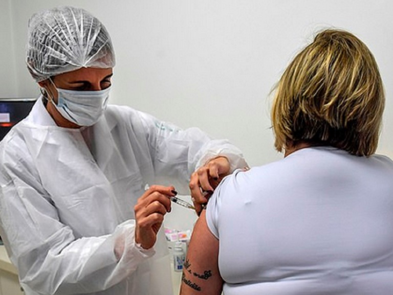 Shkoi për të testuar vaksinën e Covid-19, vullnetari shtrohet me urgjencë në spital