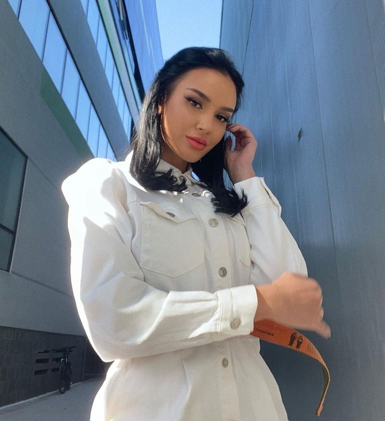 “Bora Zemani me fustane që e rrisin në moshë”/ Stilisti i njohur, komenton veshjet e vajzave të ekranit