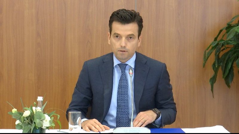 E092EA0D-AA15-4B6F-BC1D-B2E9F0538063