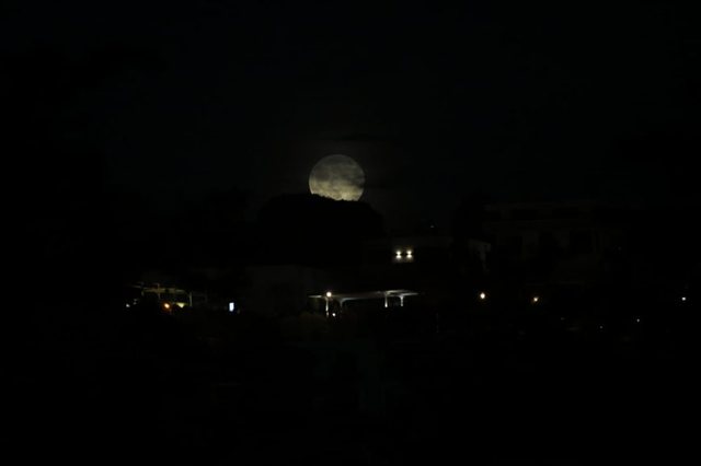 “Hëna luleshtrydhe”, të gjithë sytë nga qielli, zbuloni fenomenin e pazakontë që do ndodhë sonte