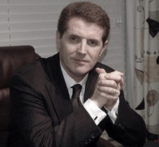 “Nuk kisha lekë të blija ‘Dimrin e madh’ të Kadaresë dhe fshehurazi grisa dyshekun, e mora aty…”/ Dëshmia e rrallë e poetit që u arratis në ’90-ën në SHBA