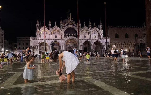 Përmbytje në mes të verës/ Plazh në sheshin “San Marco” të Venecias