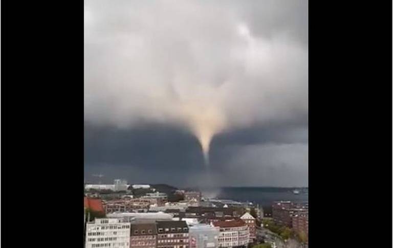 Tornado e fuqishme, çastet kur shkulen kulmet e shtëpive dhe varkat lëvizin si të jenë prej letre (VIDEO e frikshme)