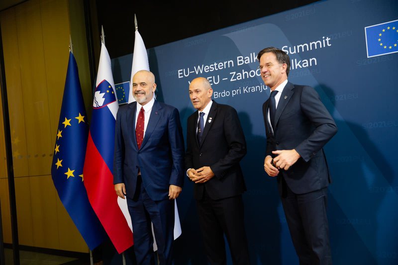 DCAC77E0-57AF-4031-9402-0FCCBFD9E2B1