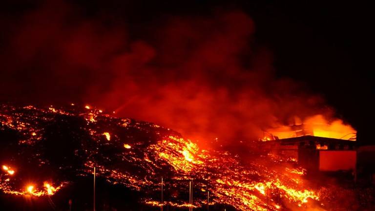 Po vazhdon pa asnjë shenjë ndërprerjeje, që nga shpërthimi me 19 shtator të muajit të kaluar / Vullkani në La Palma krijon sipërfaqe të madhe toke në oqean