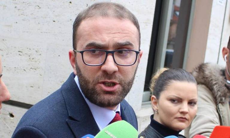 Padia ndaj mediave, Gazment Bardhi do t’i drejtohet Gjykatës: Hallet tuaja personale mbajini në shtëpitë tuaja, jo në shtëpinë e demokratëve