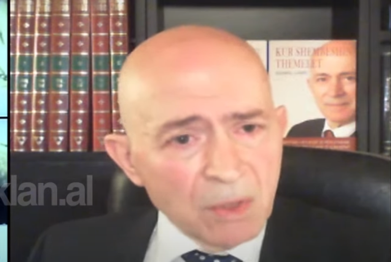 A janë djegur eshtrat e Mehmet Shehut? Flet ish-kryehetuesi dhe hedh dyshimet, tregon kush i ka shkuar në zyrë dhe pyetja që e ka ngacmuar