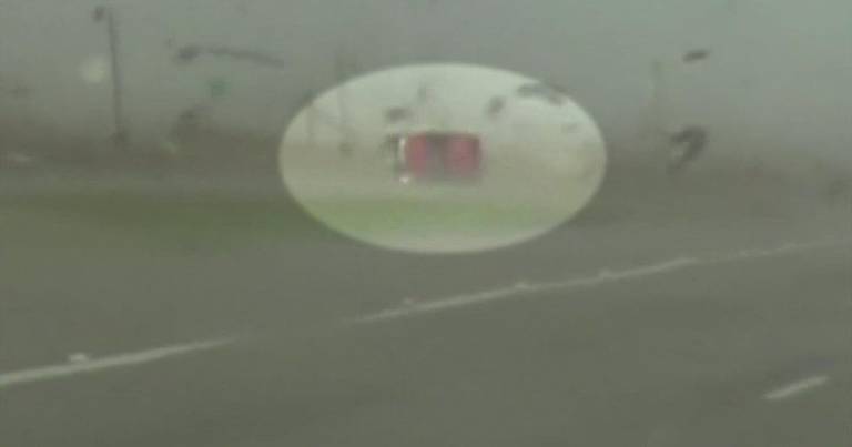 Publikohen pamjet e frikshme, shihni si tornadoja e fuqishme ngre në ajër kamionçinën me të miturin brenda (VIDEO)