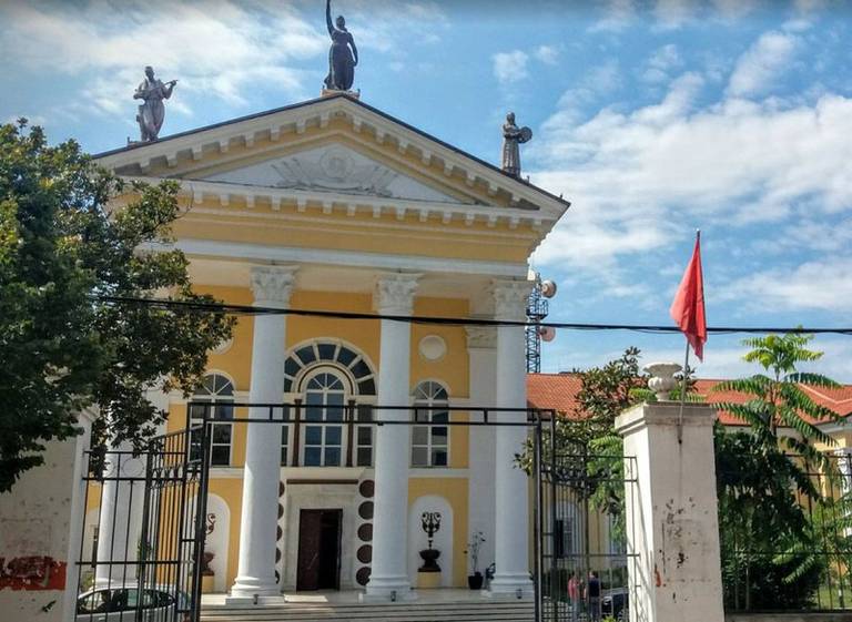 Artistët: Ministria e Kulturës ka përgjegjësi për moszbatimin e ligjit të artit, të hapë konkurse për titullarët e institucioneve me mandat të përfunduar