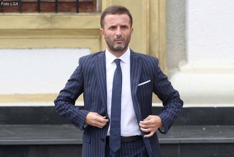 0EF64DBE-3B2E-4F19-8D46-40D115098D55