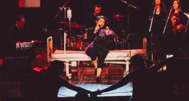 Doli në skenë me serum dhe krevat, këngëtarja shqiptare shpjegon çfarë ndodhi