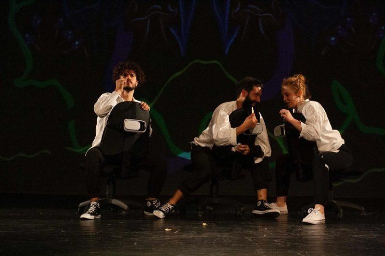 Historia e heronjve të folklorit shqiptar Muji dhe Halili, e sjellë në një formë moderne në teatër duke vendosur fokusin në problematikat e sotme sociale