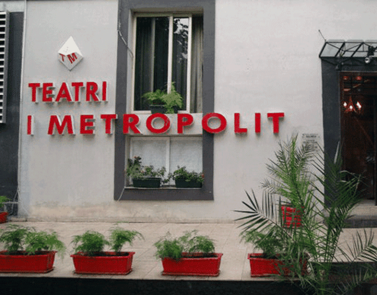 “Zhurma e kohës” premierë në teatrin Metropol, shfaqja është e bazuar në personazhe të jetës reale, kryesisht mosha të treta dhe historitë e tyre