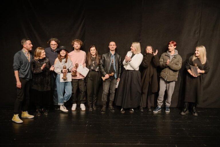 Shfaqja “Kjo rinia jonë”, më e mira në festivalin teatror “Hapat”