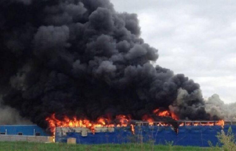 Po kryheshin punime në çati, fasoneria në Pogradec përfshihet nga flakët