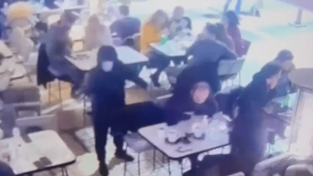 Iu bë atentat bashkë me shokun në mes të lokalit në Athinë, dalin fotot e dy shqiptarëve të vrarë, njëri nga Berati dhe tjetri nga Vlora