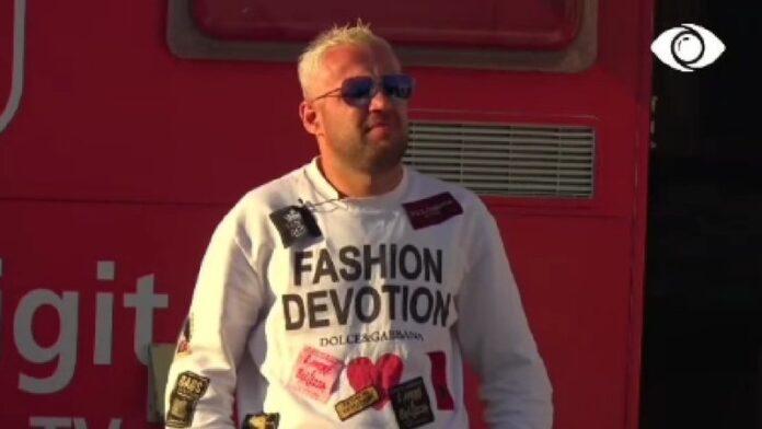 2A996375-81AC-424A-BCF8-3249B6CDFB3C