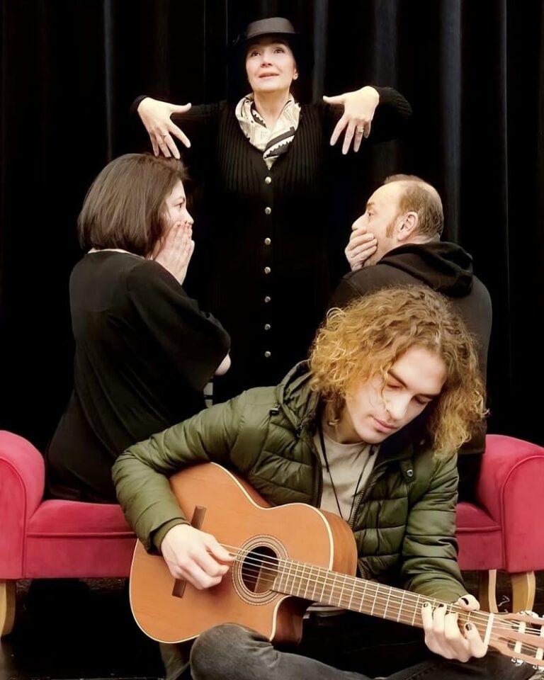 Komedia franceze “La Baby -Sitter”, ku trajtohet problemi i marrëdhënieve në çift, do të vijë në skenën teatrore