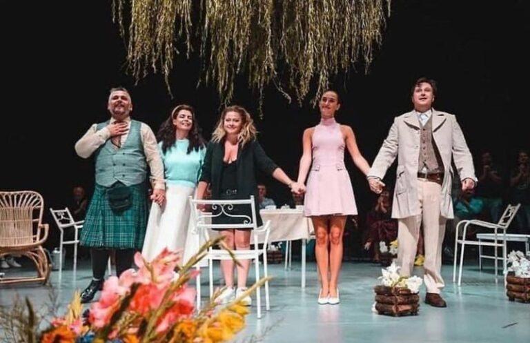 Komedia angleze “Të prezantoj babain” me regji nga Adelina Muça vjen për herë të parë në Tiranë për publikun