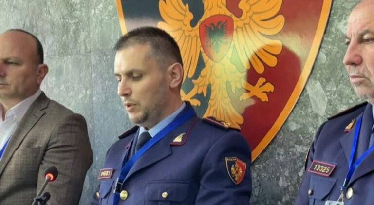 “Krahët e krimit”/ Policia konferencë urgjente pas megaoperacionit në Durrës, shtëpi bari dhe arsenal armësh, sekuestrohen 10 kallashnikovë dhe 444…