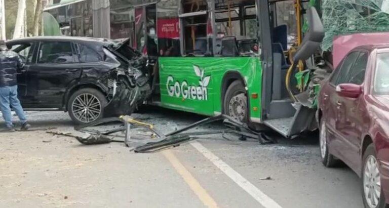 Aksident i frikshëm në mes të Tiranës , autobusi plot me pasagjerë përplaset me disa makina, ka të plagosur