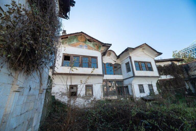 Godina e abandonuar pranë mureve të kalasë së Tiranës do kthehet në muzeun e “Besës”