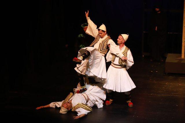 Drama “Osman Taka” shfaqet premierë në Teatrin Kombëtar Eksperimental, flasin regjisori Naun Shundi dhe shkrimtari Arben Iliazi