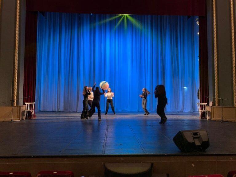 Vepra “Riedukimi i Apolonit” në skenën teatrore, me ngjarje që zhvillohen sa në të tashmen dhe sa në të kaluarën