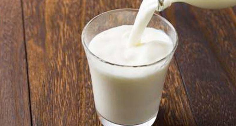 Në mëngjes apo darkë? Kur është më e shëndetshme pirja e një gote qumësht