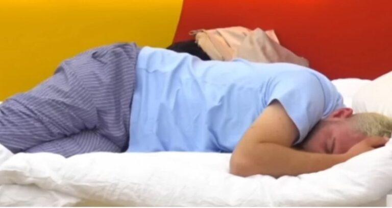 Në cilën anë duhet të flini për të shmangur gërhitjen? E zbulon mjeku