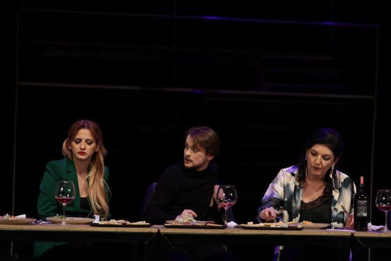 Vepra të autorëve të huaj dhe shqiptarë në skenë