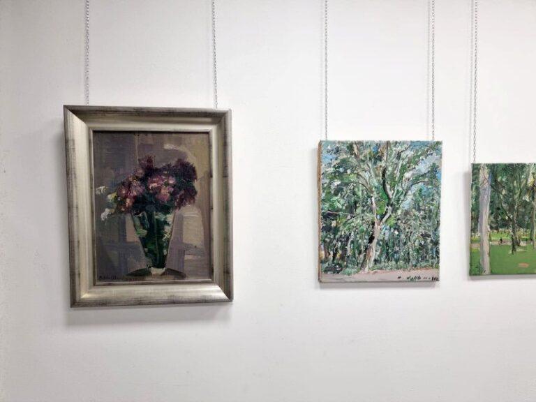 “Udhëtimi” i Hasan Nallbanit në piktura, ekspozita personale vjen me peizazhe, natyrë e qetë dhe kompozime