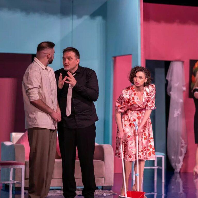 Komedia “Një dasmë e hatashme” pritet të bëjë hatanë sonte në Pallatin e Kulturës “Ibrahim Berdaku” në Krujë