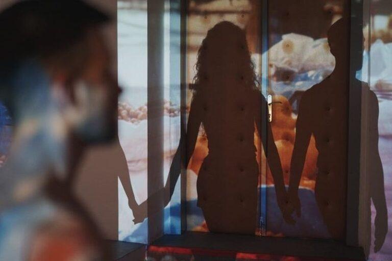 “Dhjetë kërcimet – Tirana my Rhythm” në skenën e Teatrit Eksperimental, një vepër që sjell në lojë gjuhën e kërcimit, fotografisë dhe videografisë