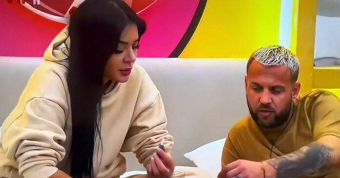 F9F86A9A-8760-4C61-8578-950DE9CA1F74