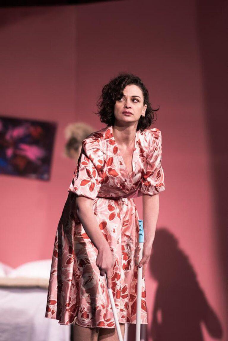 Të dielën dhe të hënën, Teatri Shëtitës me komedinë brilante “Një dasmë e hatashme” në teatrin “Zihni Sako” të Gjirokastrës