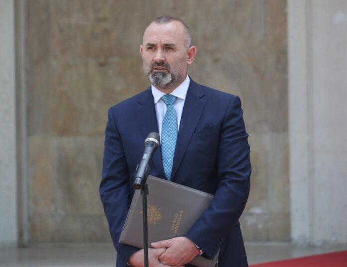 6FF4B37B-CE84-4ED7-86D6-3D27AF54DA8C