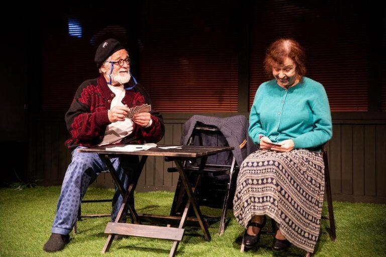 Shfaqja teatrore “Një lojë xhin” me aktorët Yllka Mujo dhe Viktor Zhusti premierë në teatrin Metropol