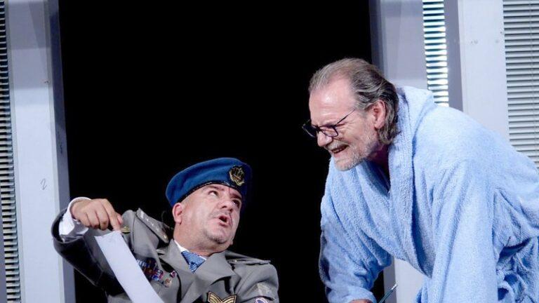 “Nga enjtja në të enjte” në Teatrin Eksperimental, një komedi që buron nga situatat e njëpasnjëshme nga e enjtja në të enjte