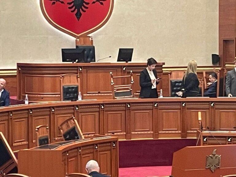 Bllokuan seancën plenare/ Sekretariati i etikës merr vendimin drastik për 26 deputetët e opozitës (Emrat)