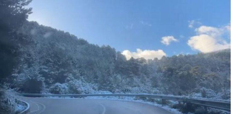 Acari ‘pushton’ vendin, dëbora zbardh edhe Llogaranë, ja si paraqitet situata