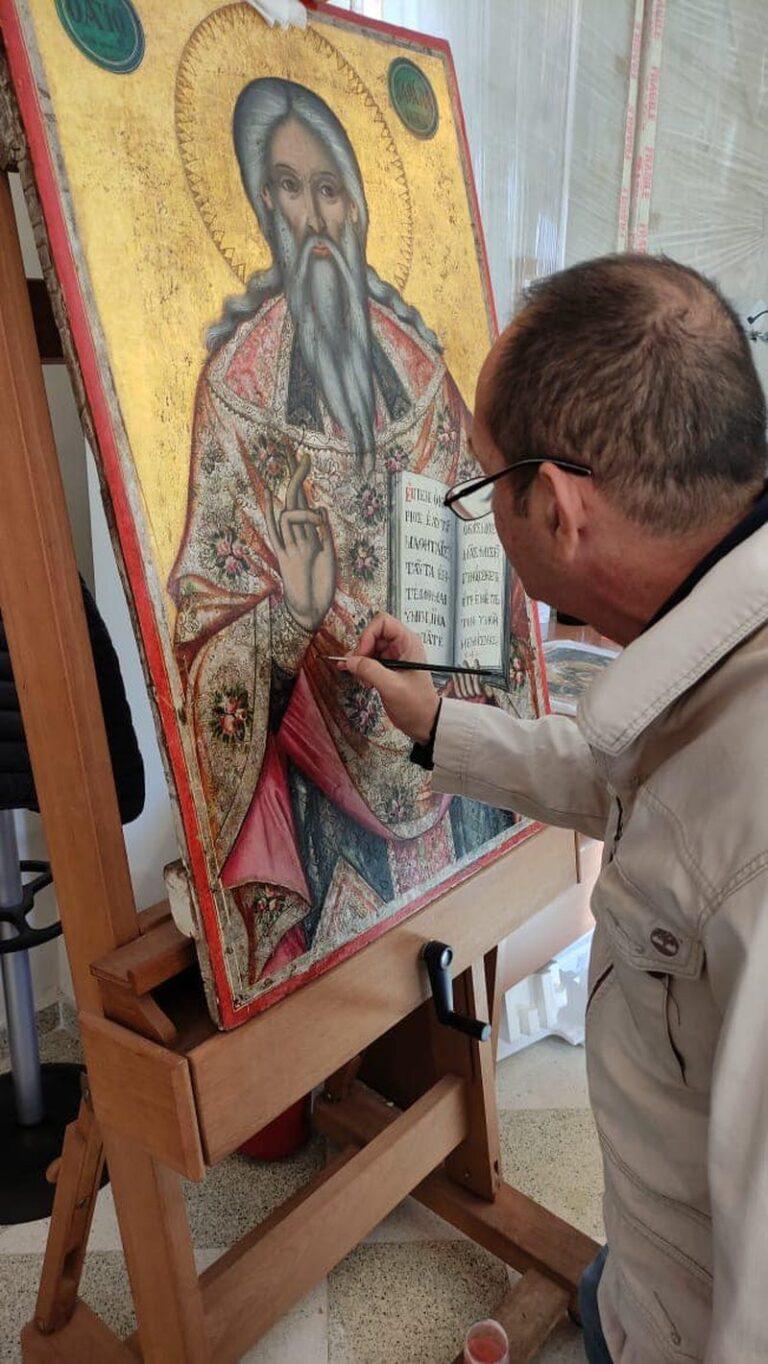 Restaurohen tre ikonat e autorit Dicho Zografi, që kanë qenë pjesë e ikonostasit dhe interierit në kishën e Shën Kollit
