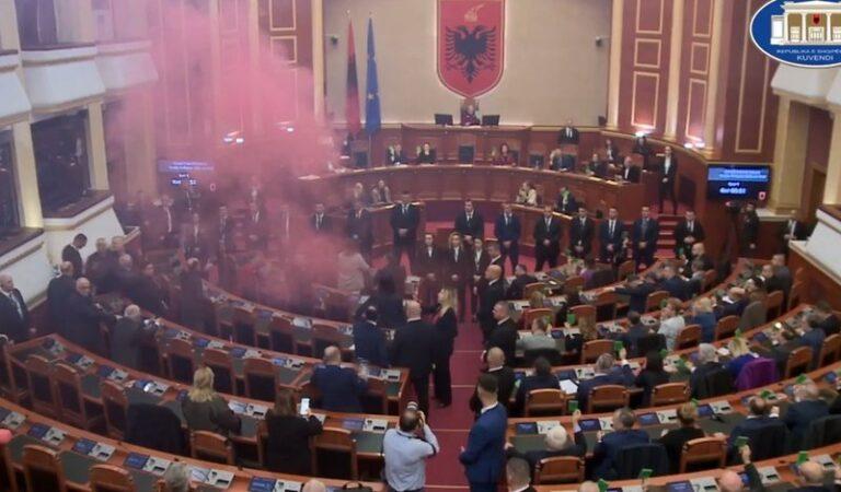 PS voton ndryshimin e rregullores së Kuvendit! Deputetët do përjashtohen nga 30 deri në…