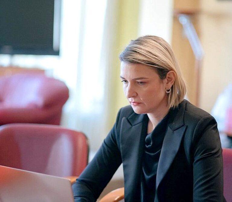 Ikën ministrja Margariti, artistët: Nuk bëri dot një ligj dinjitoz për artin dhe kulturën sipas kritereve dhe standardeve europiane